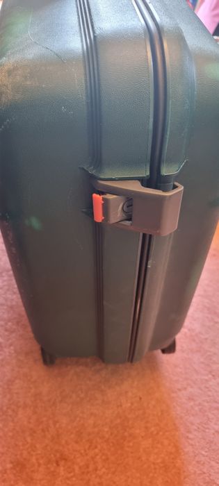 Продам ЧЕМОДАН с крепкого пластика