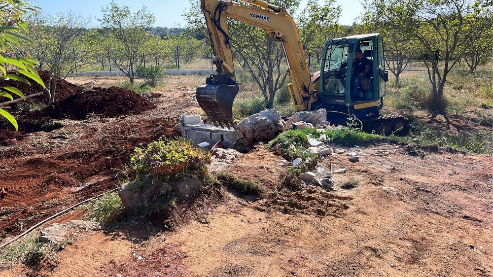 Escavações, limpezas de terrenos, desmatações, Bio triturador, terraplanagens e despedregas de terrenos