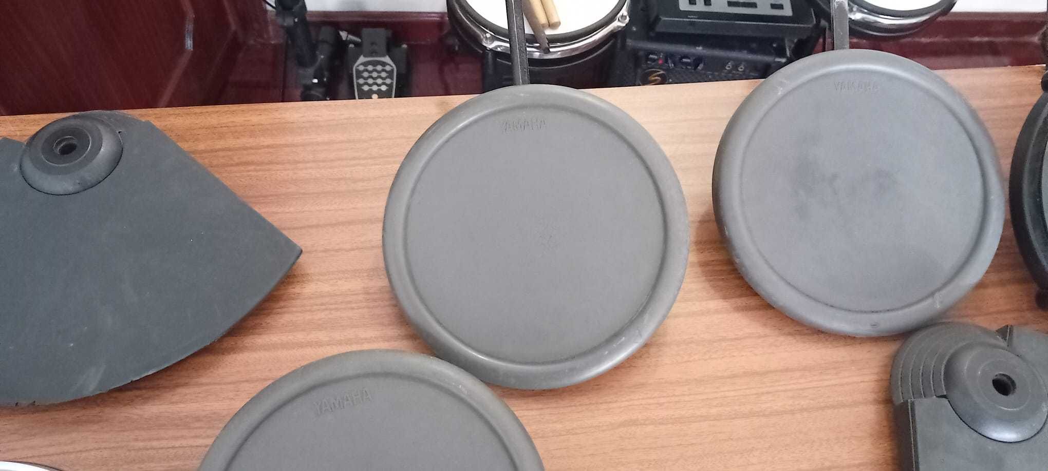 Bateria Roland Elétrica com vários pads e mesa de mistura