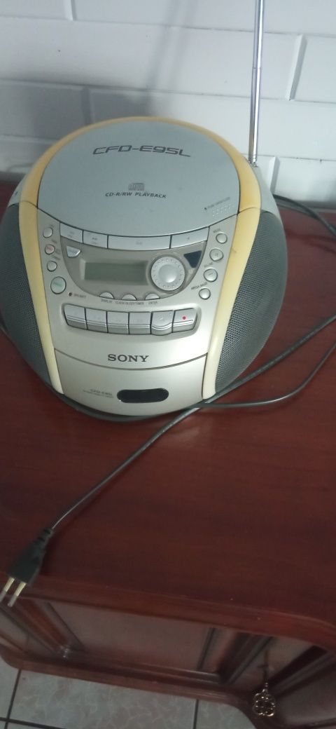magnetofon kasetowy Sony CFD-E95L z radiem CD.
