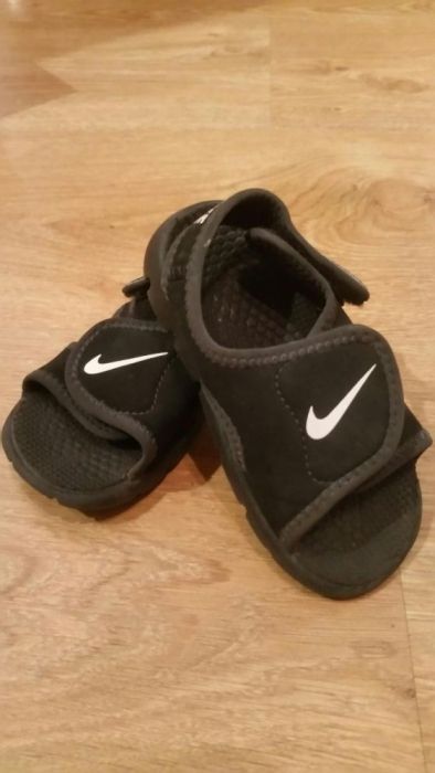 Sandalki nike kolor czarny.