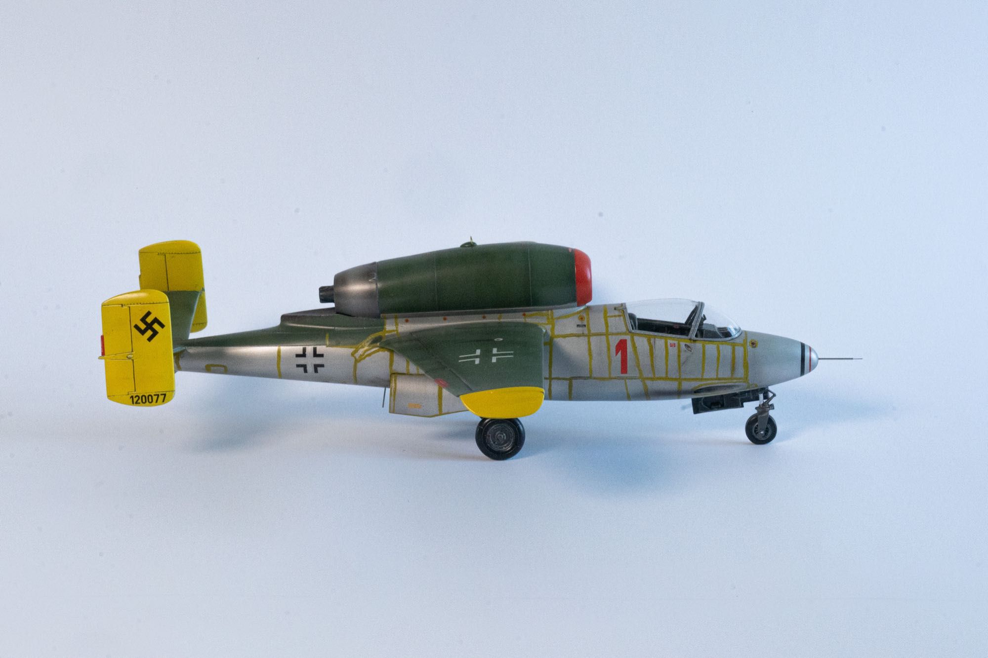 Собранная модель самолета He-162 1/32