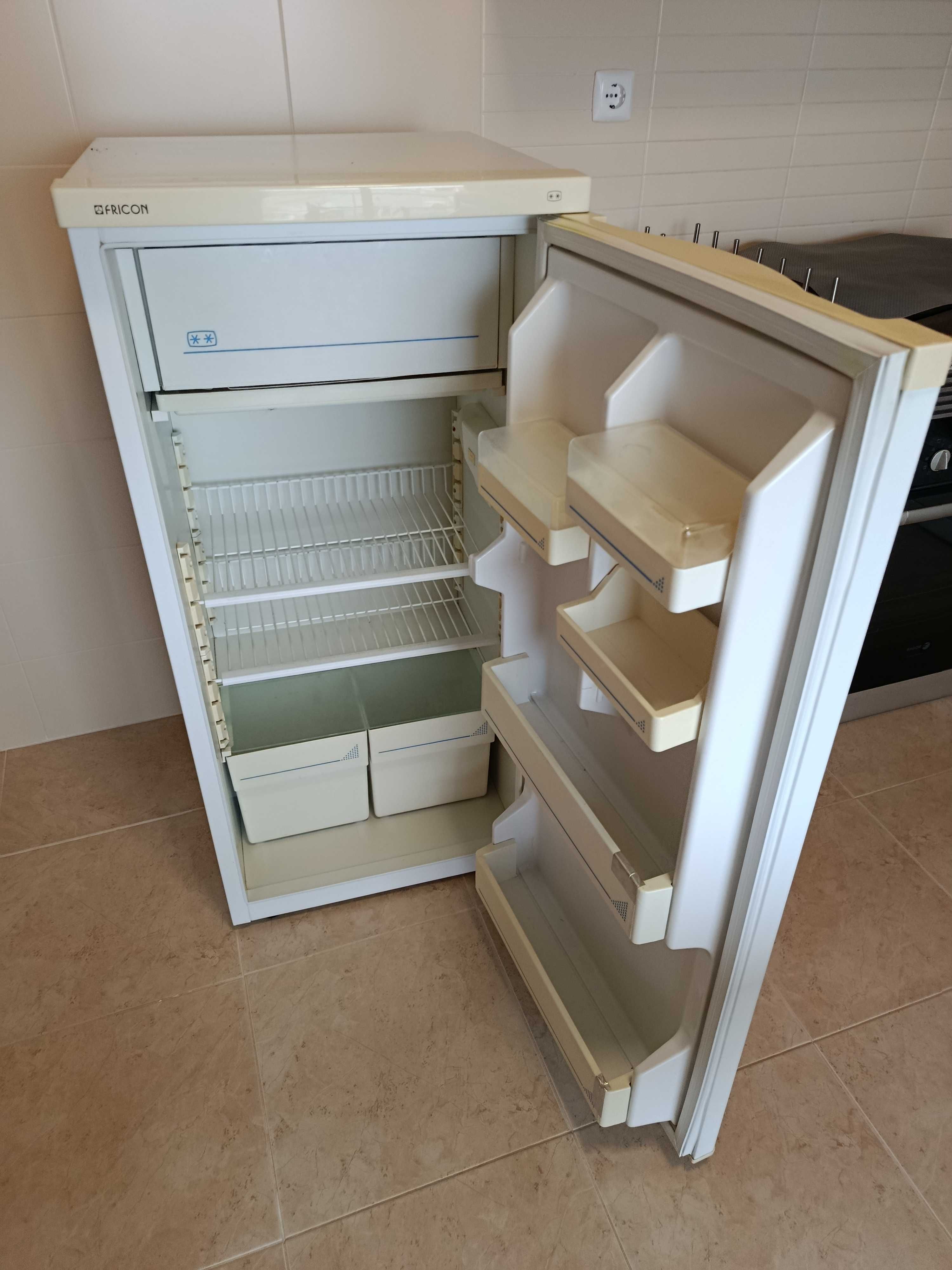Frigorífico branco Fricon até 15 setembro
