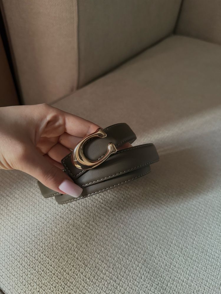Pasek ze złotą klamrą C Coach, brązowy, nude, elegancki