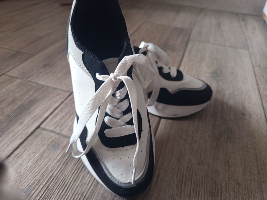 Кросівки жіночі 37 розміру