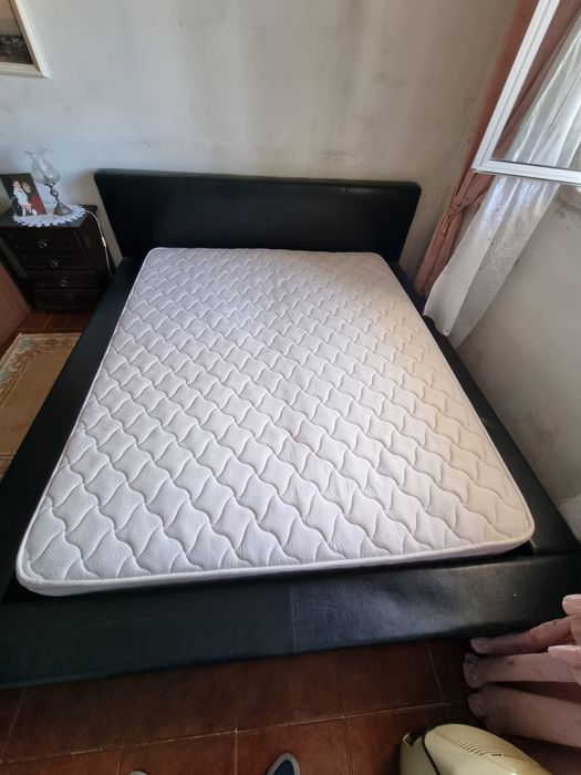 Cama de casal preta