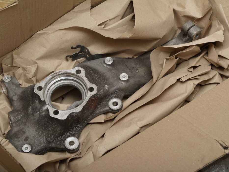 Цапфа перед лев BMW 5 G30 17- RWD 31206884381
