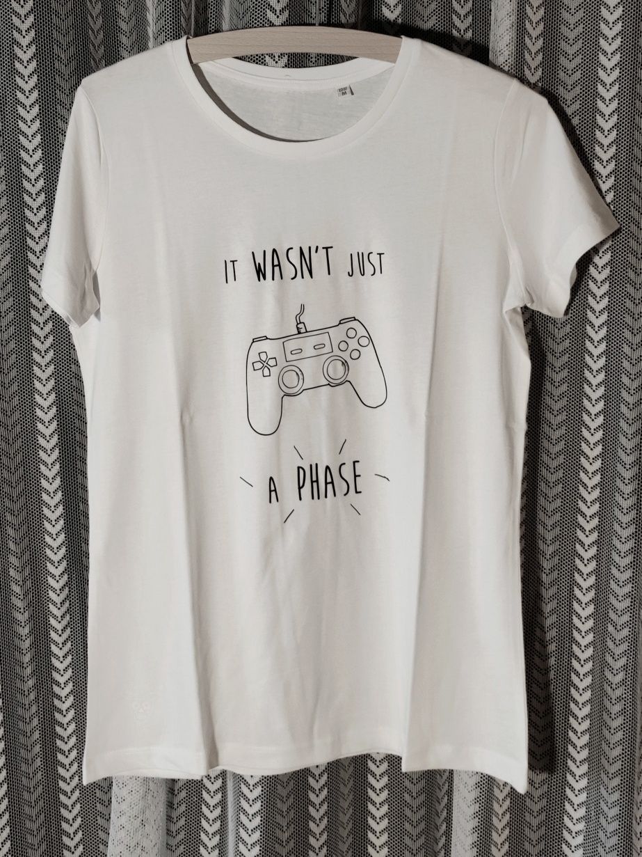 T-shirts "Não Era Apenas Uma Fase" brancas mulher II