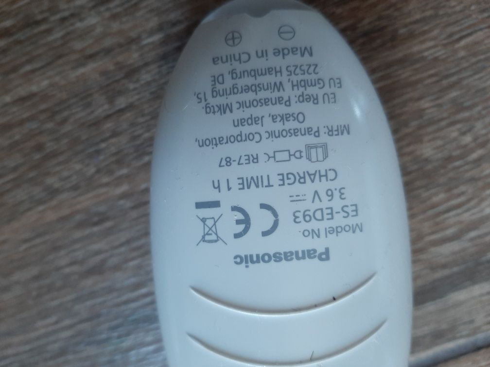 Depilator Panasonic ES-ED93 z końcówkami światełkiem