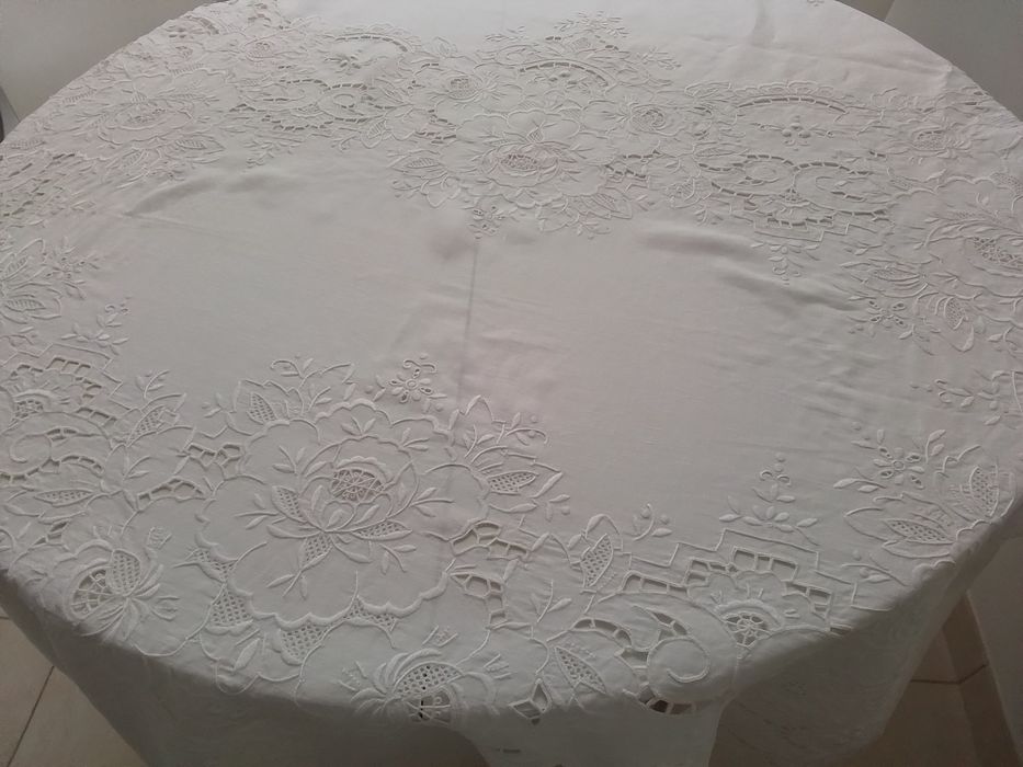 Toalha em linho puro com 12 guardanapos bordados à mão