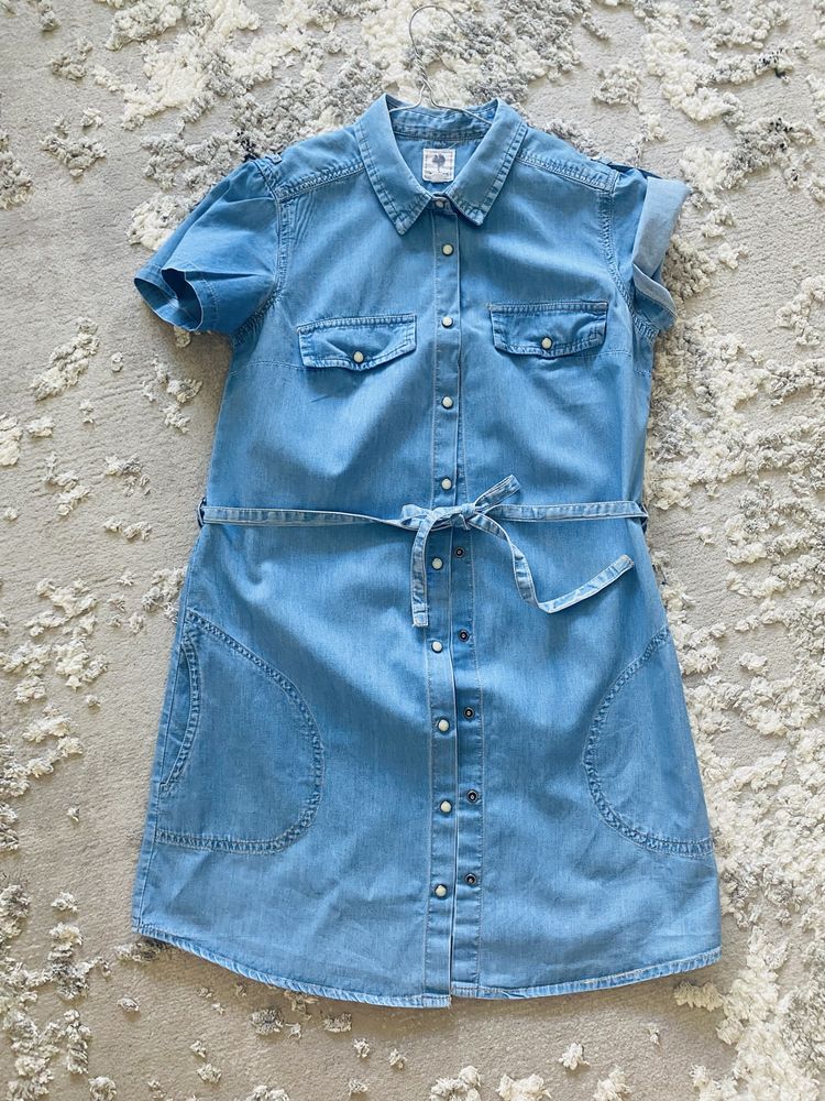 Sukienka mini jeansowa w kolorze jasnego denimu