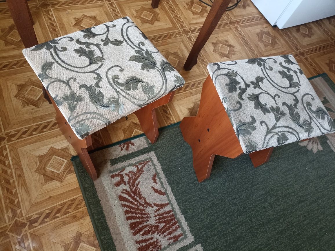 Кухонный стол+ табуретки. Цена 800 грн