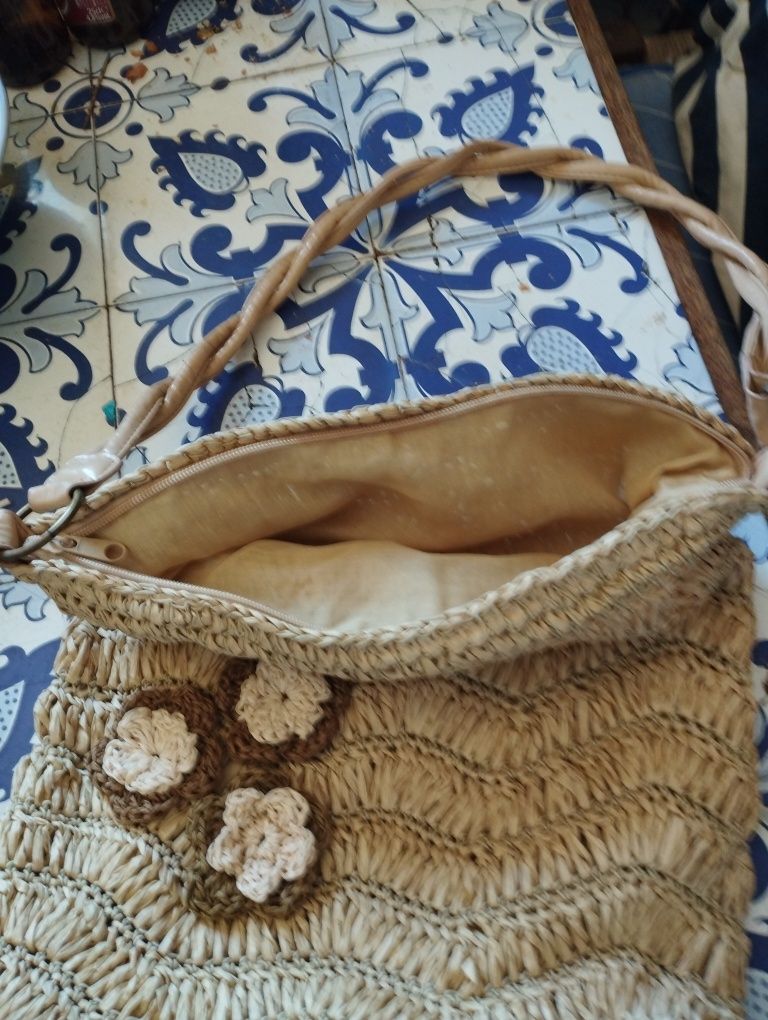 Bolsa em ráfia com 2 alças de napa