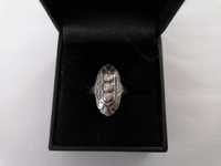 Złoty pierścionek z diamentami. Art Deco. Pr. 585.