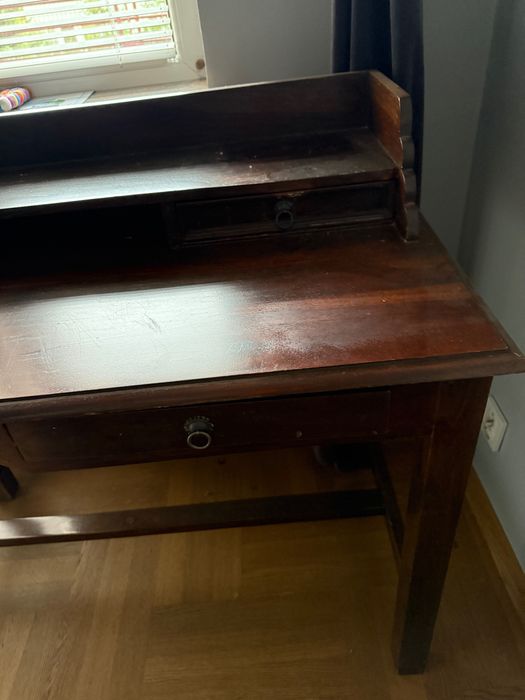Drewniane biurko z nadstawką i szufladą – solidne, klasyczne
