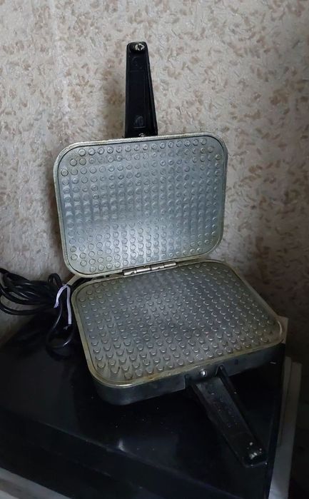 Електровафельниця Ласунка