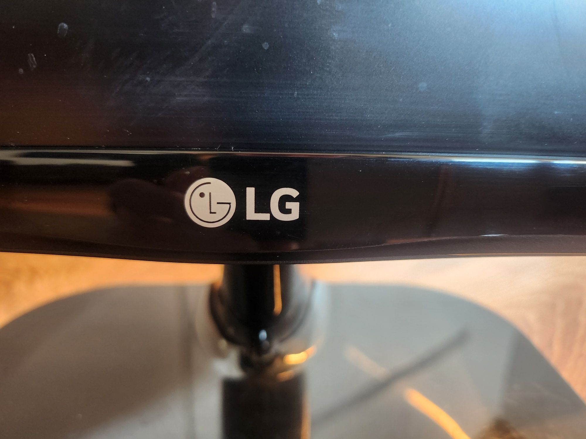 Monitor LG 24MP48HQ z ładowarką
