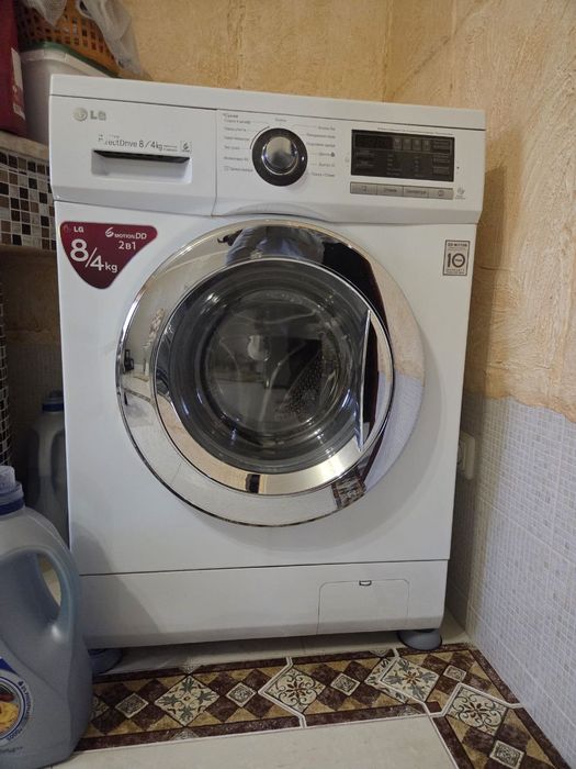 Пральна машина з сушкою LG 8/4 kg