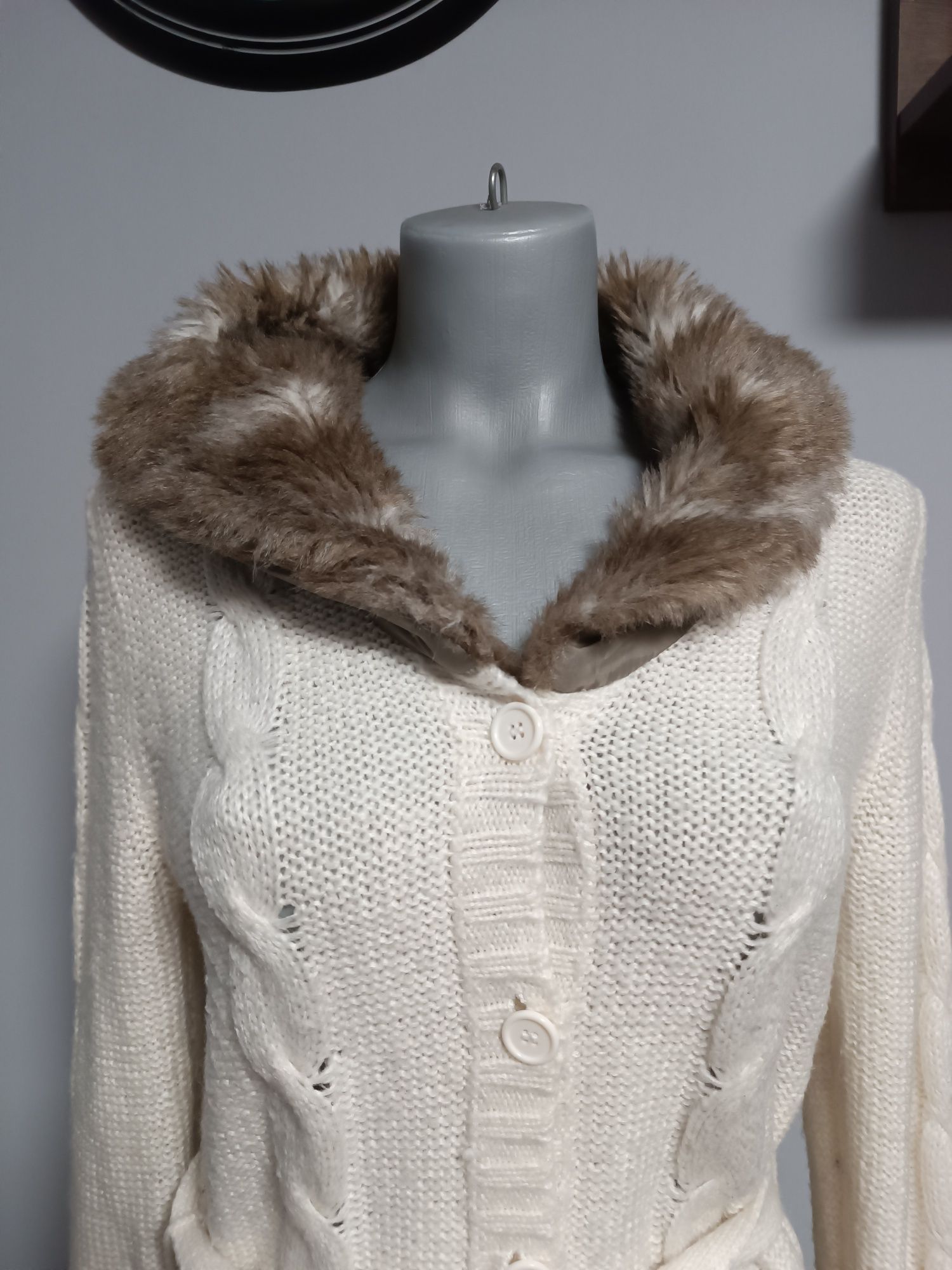 Elegancki sweter moher z kożuszkiem Oodji