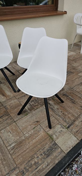 Krzesła białe plastikowe z czarnymi nogami modern 4 sztuki