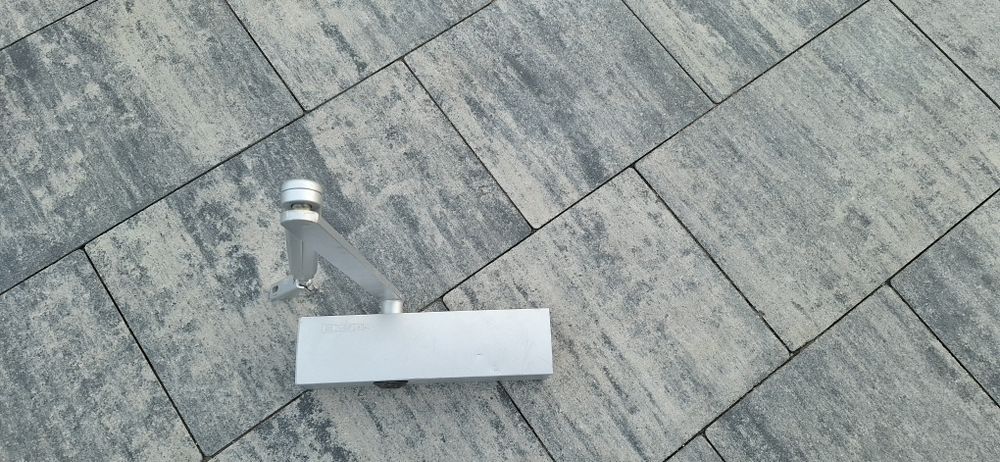 Samozamykacz do drzwi Geze TS 2000 NVBC, domykacz zamknięcie drzwi