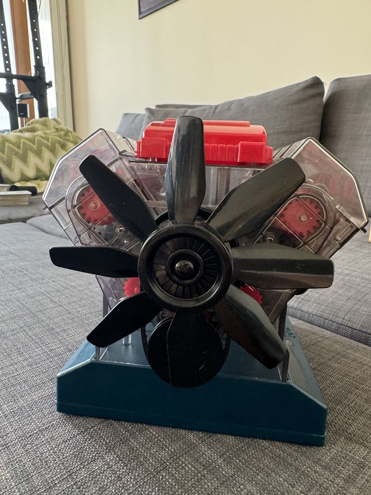 Model silnika spalinowego Wiky Stemnex V8