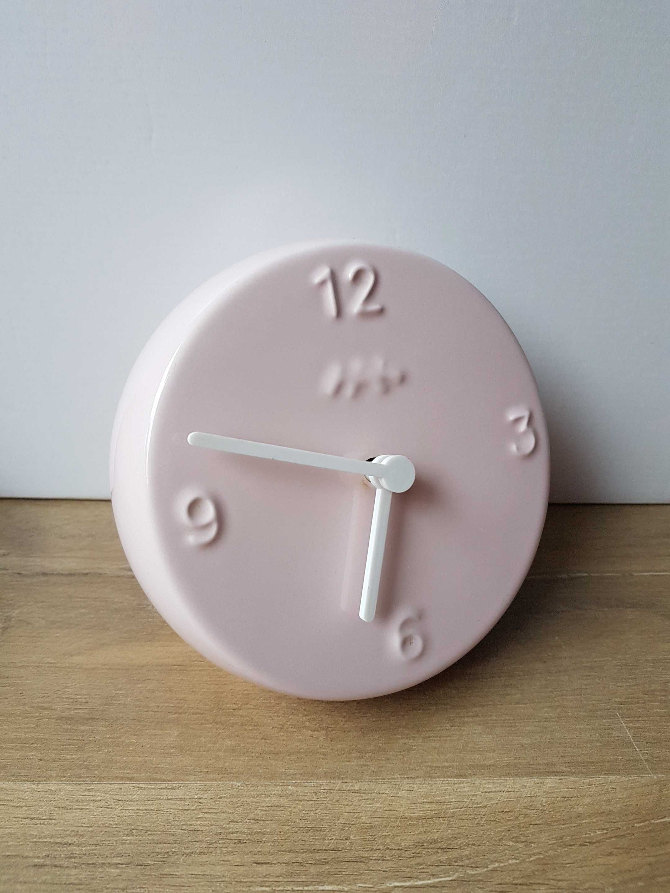 Kähler Design duński okrągły ceramiczny zegar stołowy ORA pudrowy róż