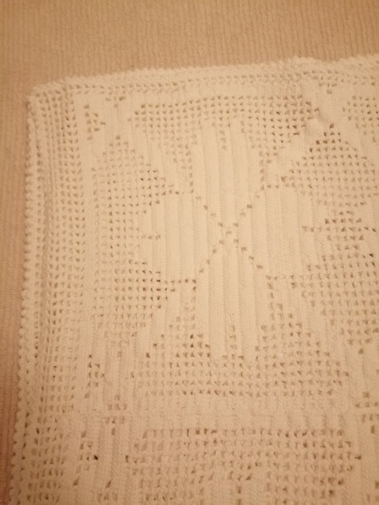 Colcha em renda, feita à mão