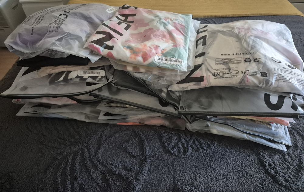 Lote de roupa Nova e embalada 50 peças