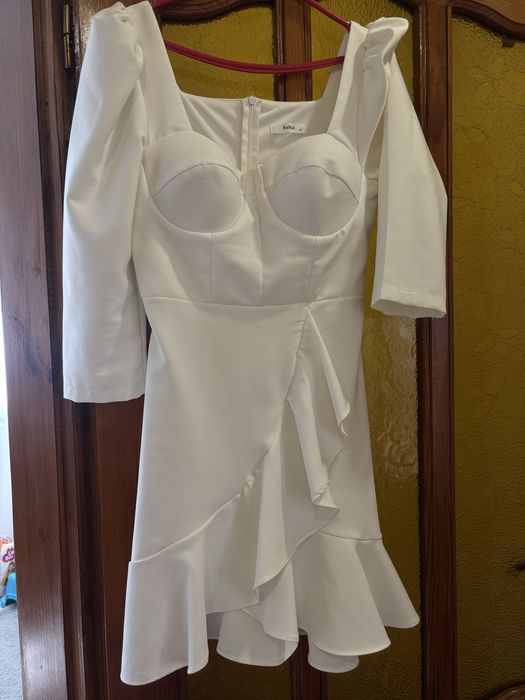 Біла сукня з рюшкою