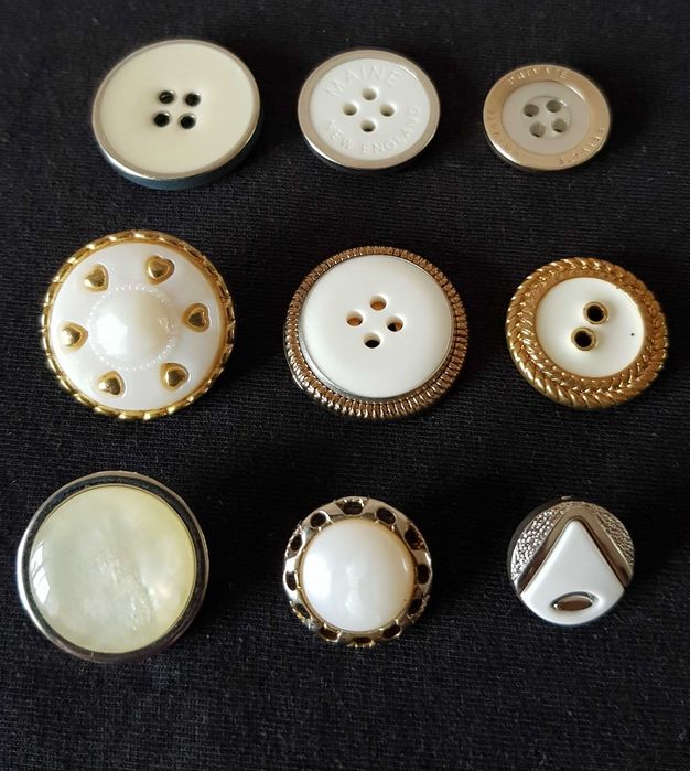 Чёрные, белые и цветные пуговицы с металлическим элементами