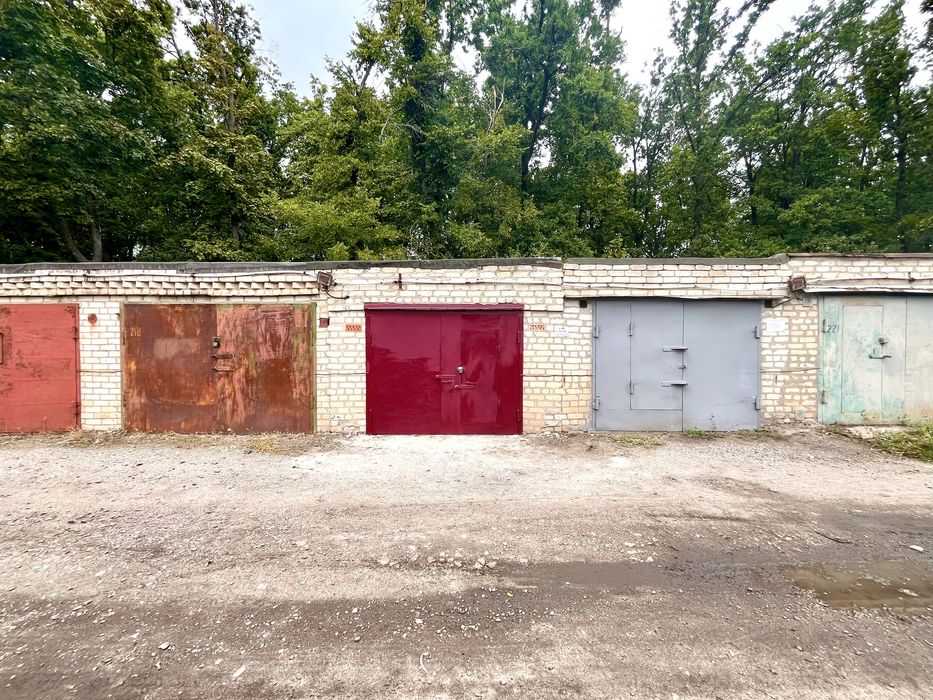 Гараж (доглянутий, зі свіжим ремонтом).