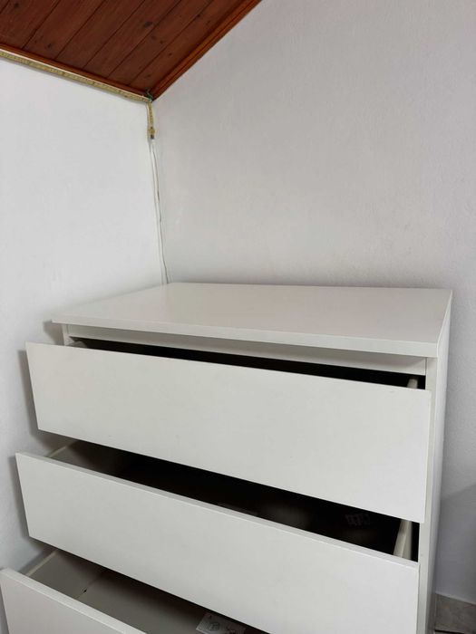 Móvel IKEA com quatro gavetas