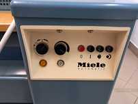 Magiel elektryczny używany marki Miele.