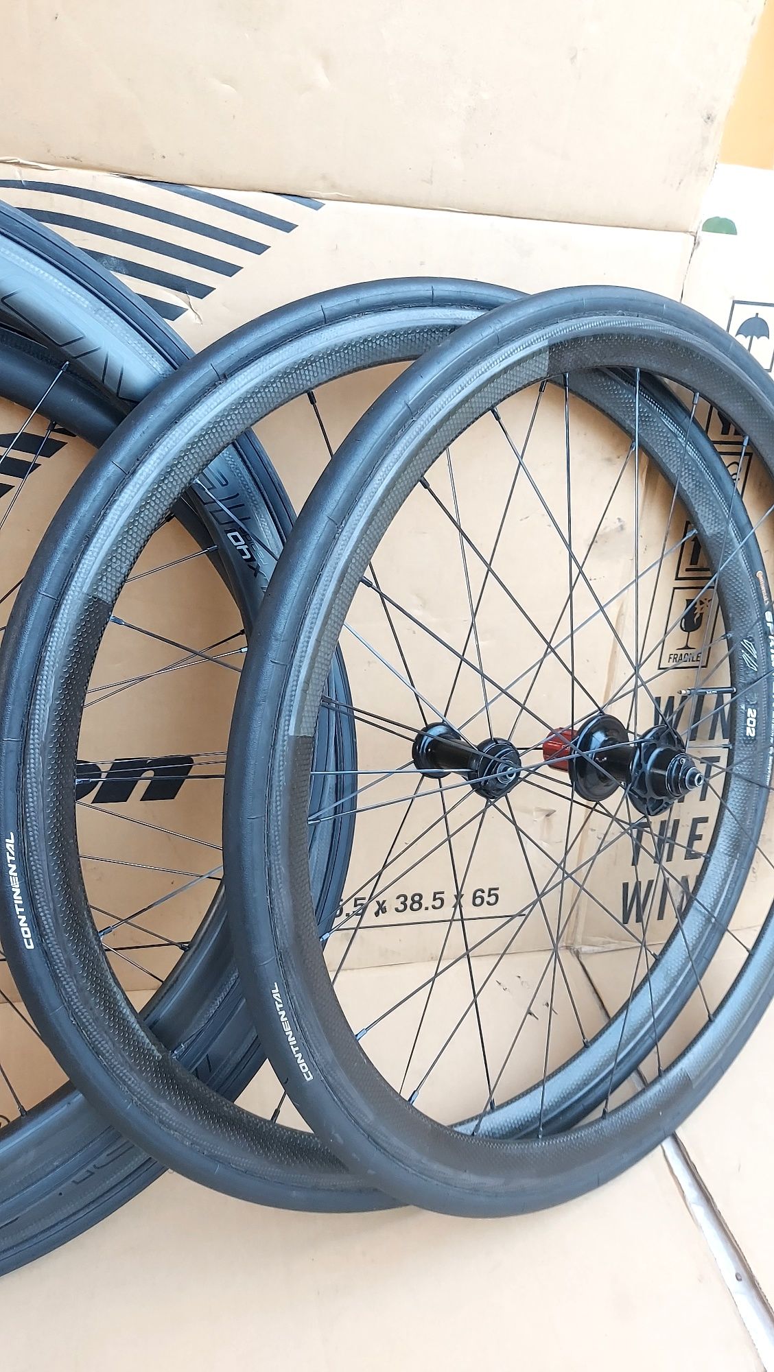 Rodas carbono Roval CLX40 e Zipp 202