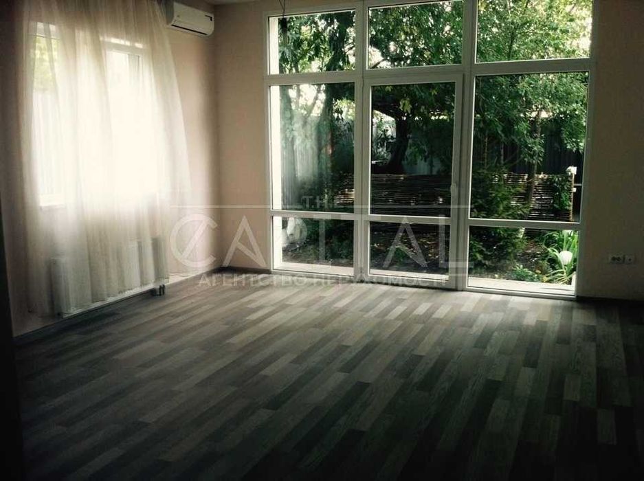 ОРЕНДА Великий сімейний будинок з терасою та камінном поруч із метро!