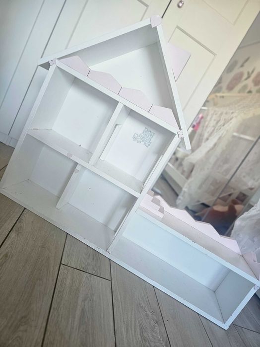 Drewniany domek bialo rozowy