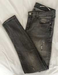 Skinny jeans pretas com rasgões Zara