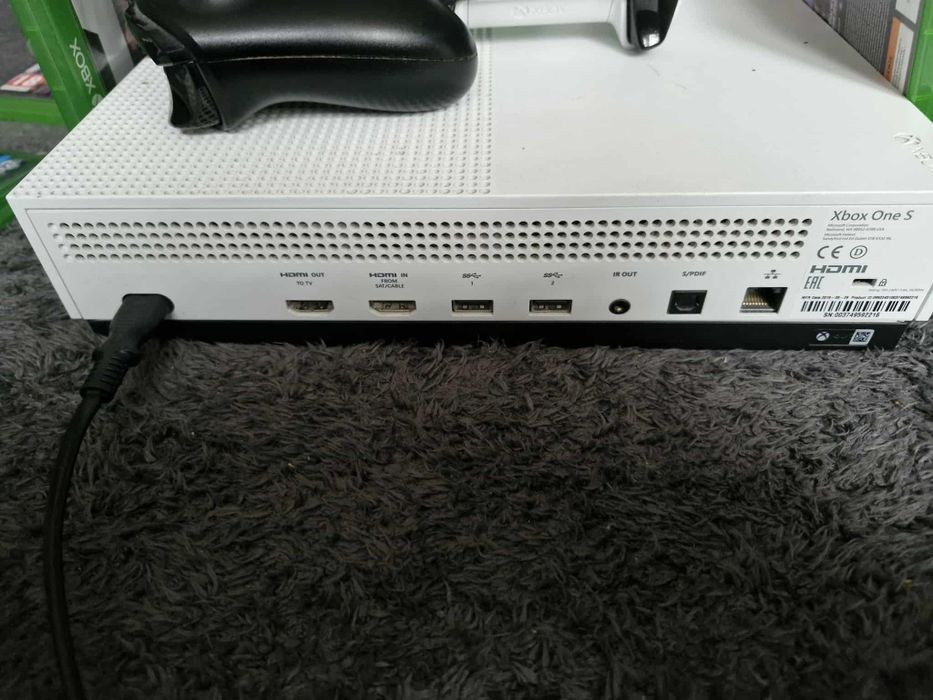 Xbox one s w bardzo dobrym stanie plus 10 gier