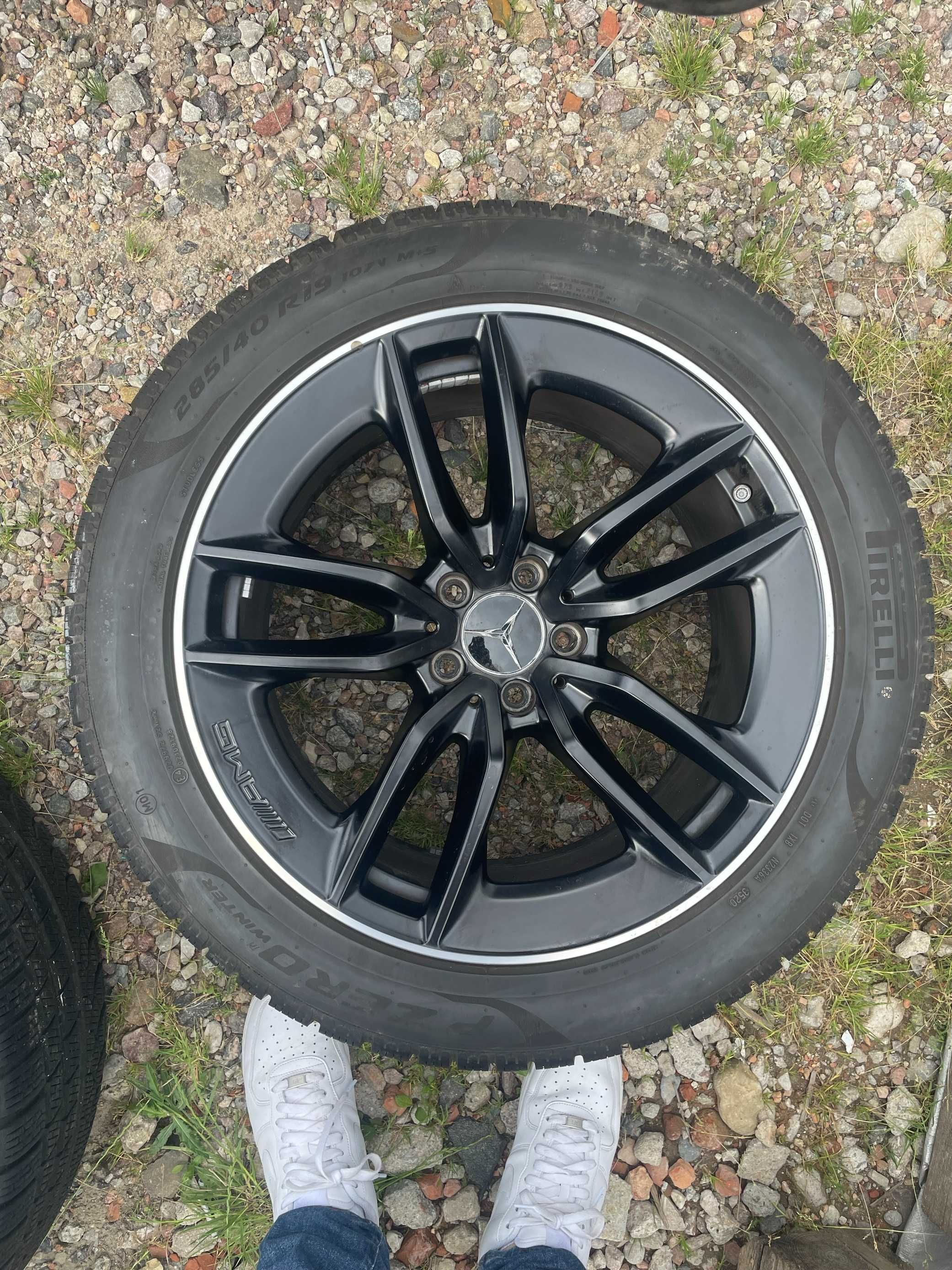 felgi z oponami przód 255/45/19 oraz tył 285/40/19