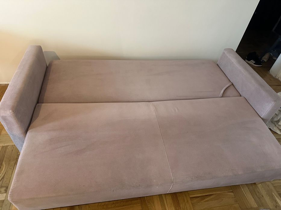 Różowa kanapa z funkcją spania