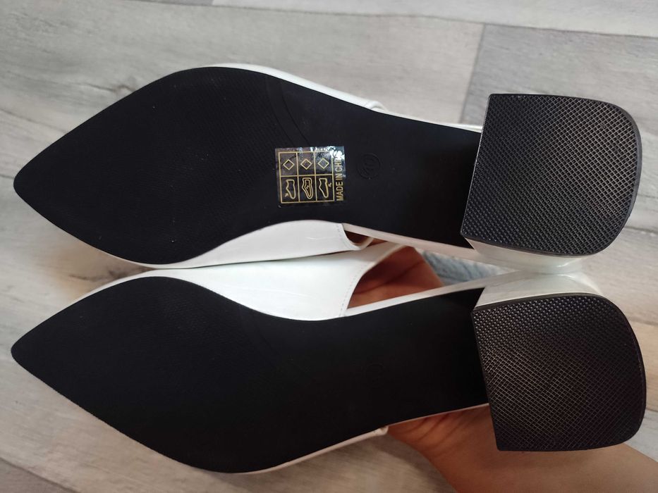 (40) Ekskluzywne, białe czółenka wieczorowe z odkrytą piętą, NOWE