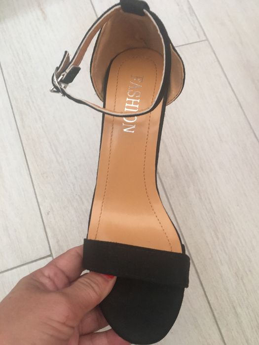 Sandalias novas com estampa de uma rosa vermelha salto alto