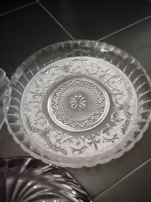 5 pratos para bolos, doces ou outras utilidades, em vidro