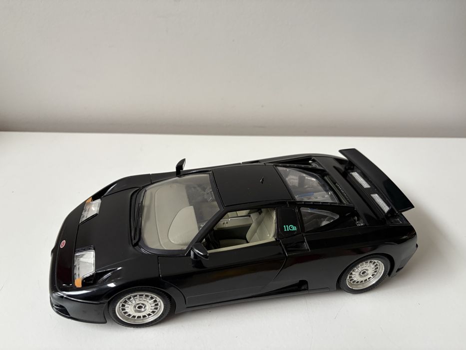 Model Bugatti EB110 1:18 BBurago Burago (maisto welly)