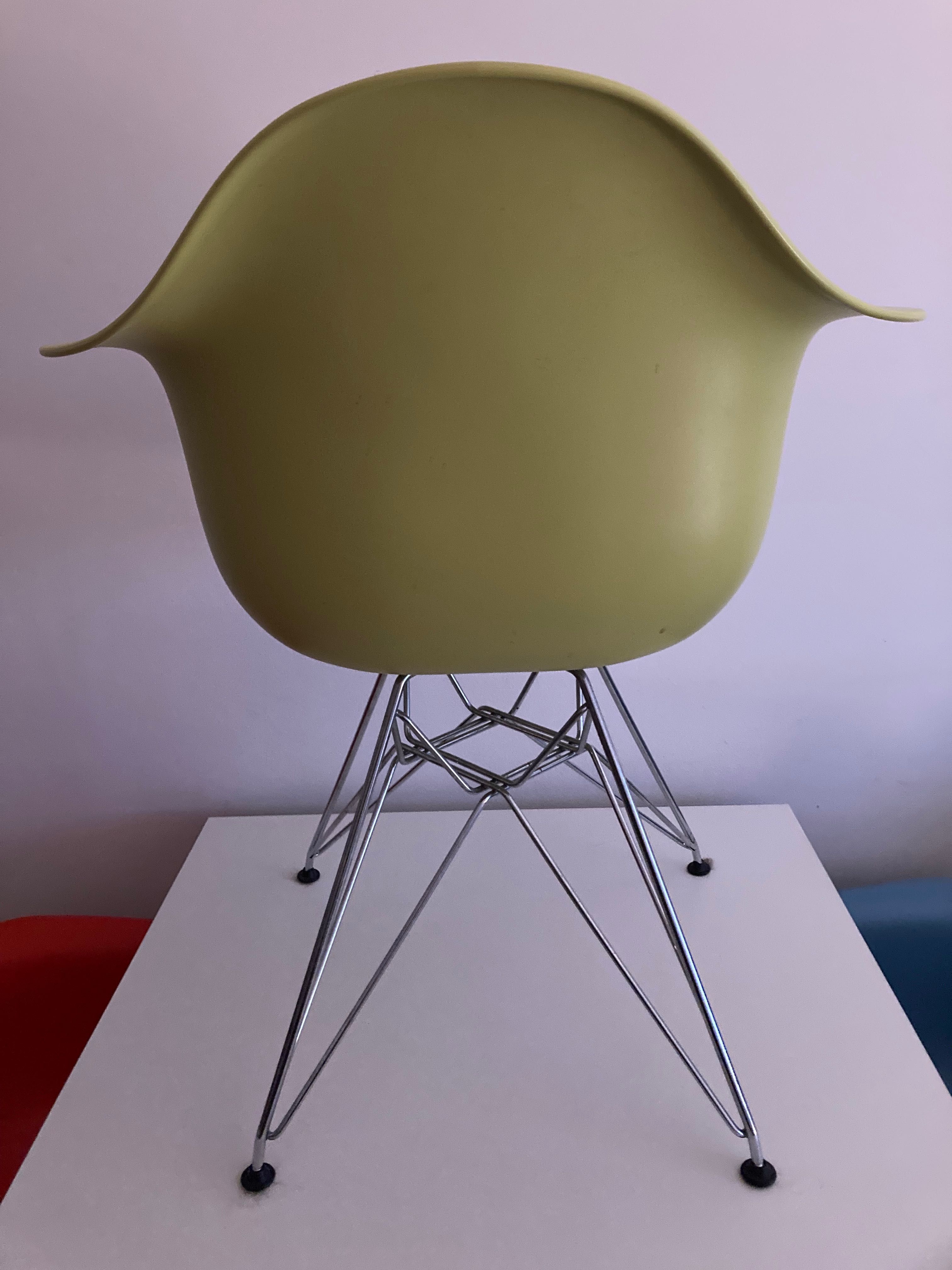 Cadeira original verde Charles & Ray Eames da Vitra para venda