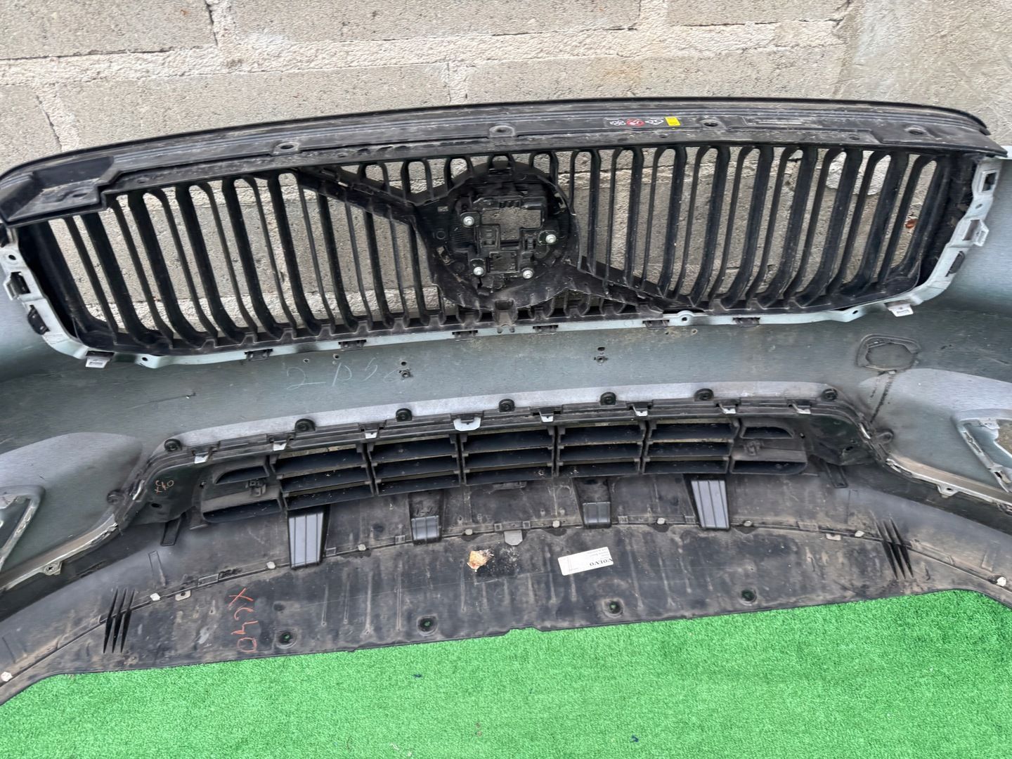 VOLVO XC40 II 18- INSCRIPTION ZDERZAK PRZÓD ORG EU