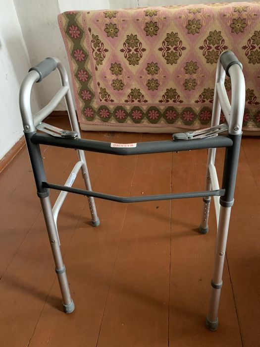 Ходунки для людей з порушенням опорно- рухового апарату