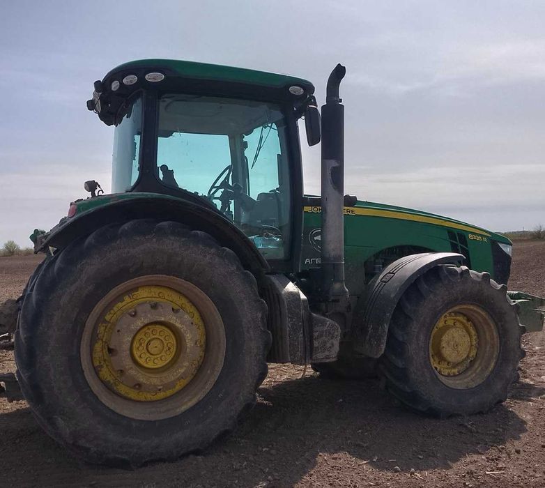 Трактор John Deere 8335R