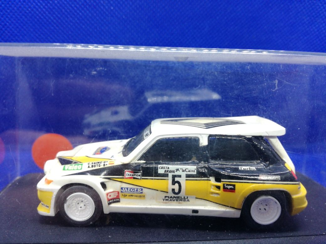 N. 65 Miniaturas 1/43 Renault 5 e 4 CV em estado novo